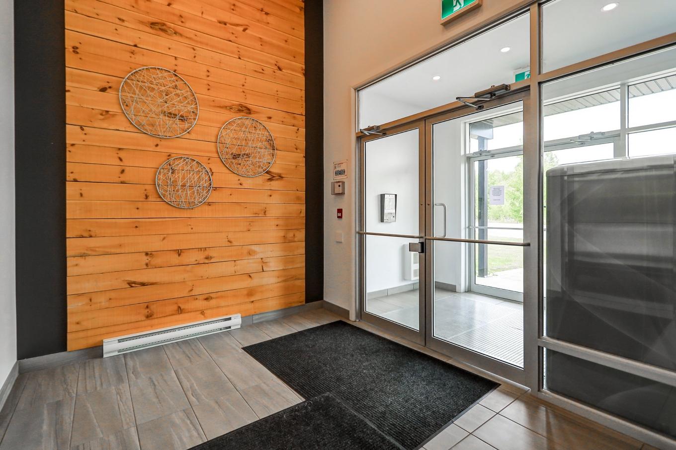 Hall d'entrée/Vestibule - 106-2300 Rue De La Traversée, Saint-Jérôme, QC - Indoor Photo Showing Other Room