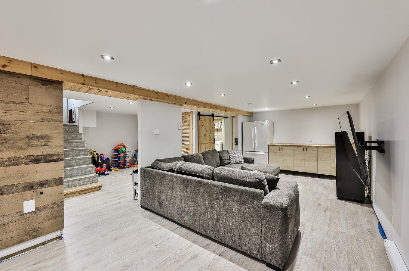 Salle familiale - 954 Boul. Arthur-Sauvé, Saint-Eustache, QC - Indoor