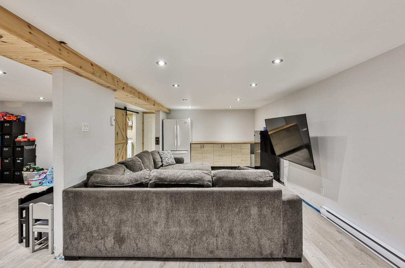 Salle familiale - 954 Boul. Arthur-Sauvé, Saint-Eustache, QC - Indoor