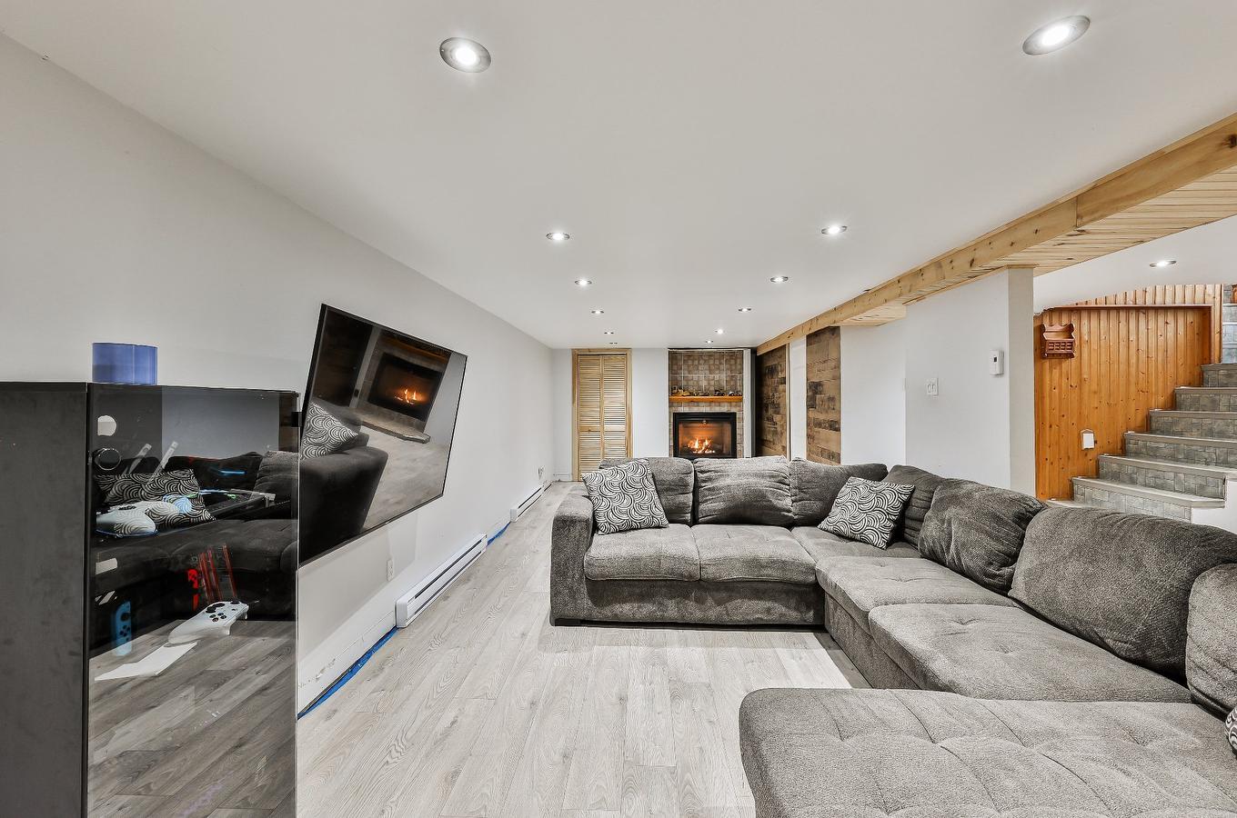 Salle familiale - 954 Boul. Arthur-Sauvé, Saint-Eustache, QC - Indoor Photo Showing Living Room With Fireplace