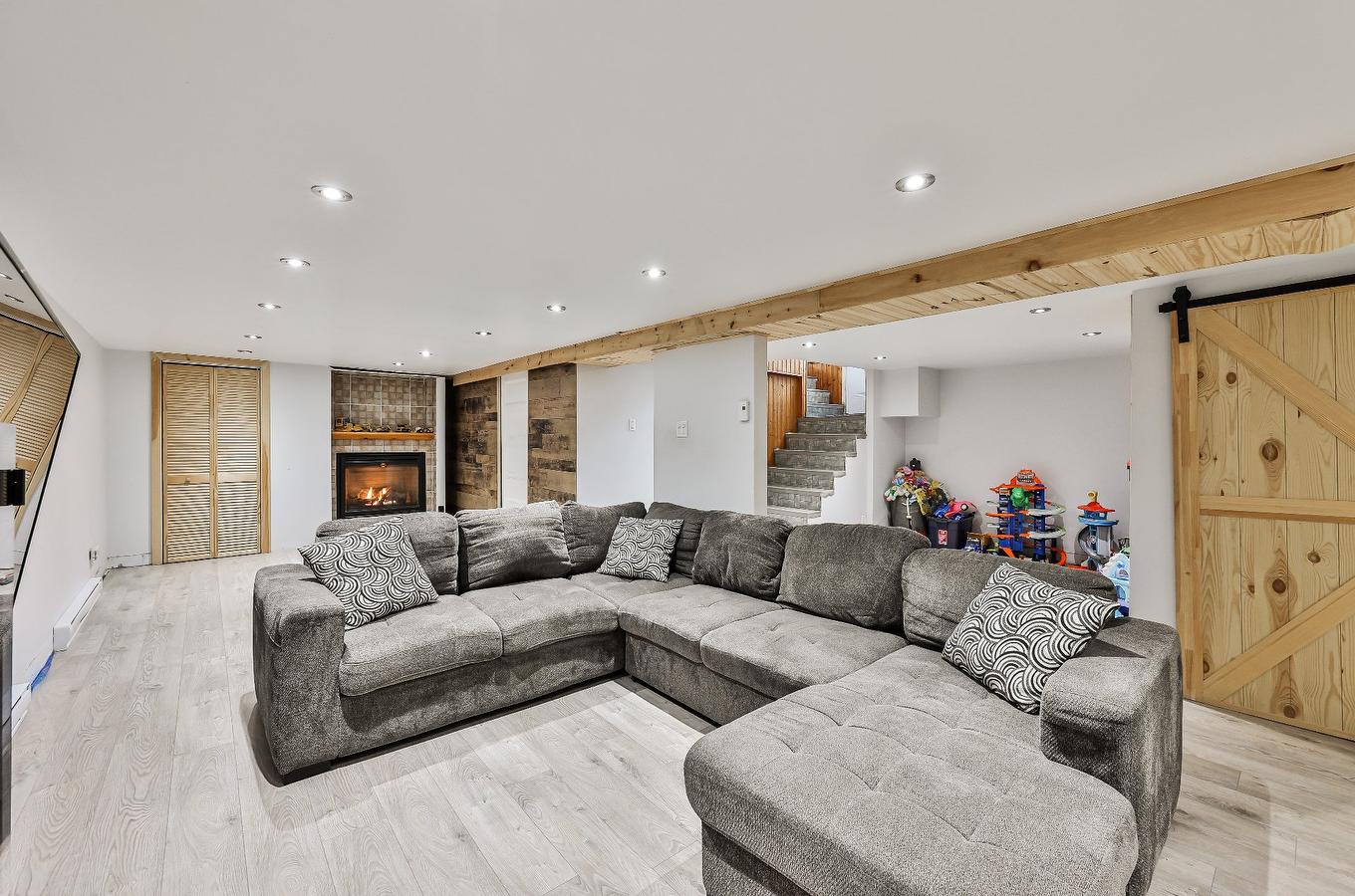 Salle familiale - 954 Boul. Arthur-Sauvé, Saint-Eustache, QC - Indoor Photo Showing Living Room