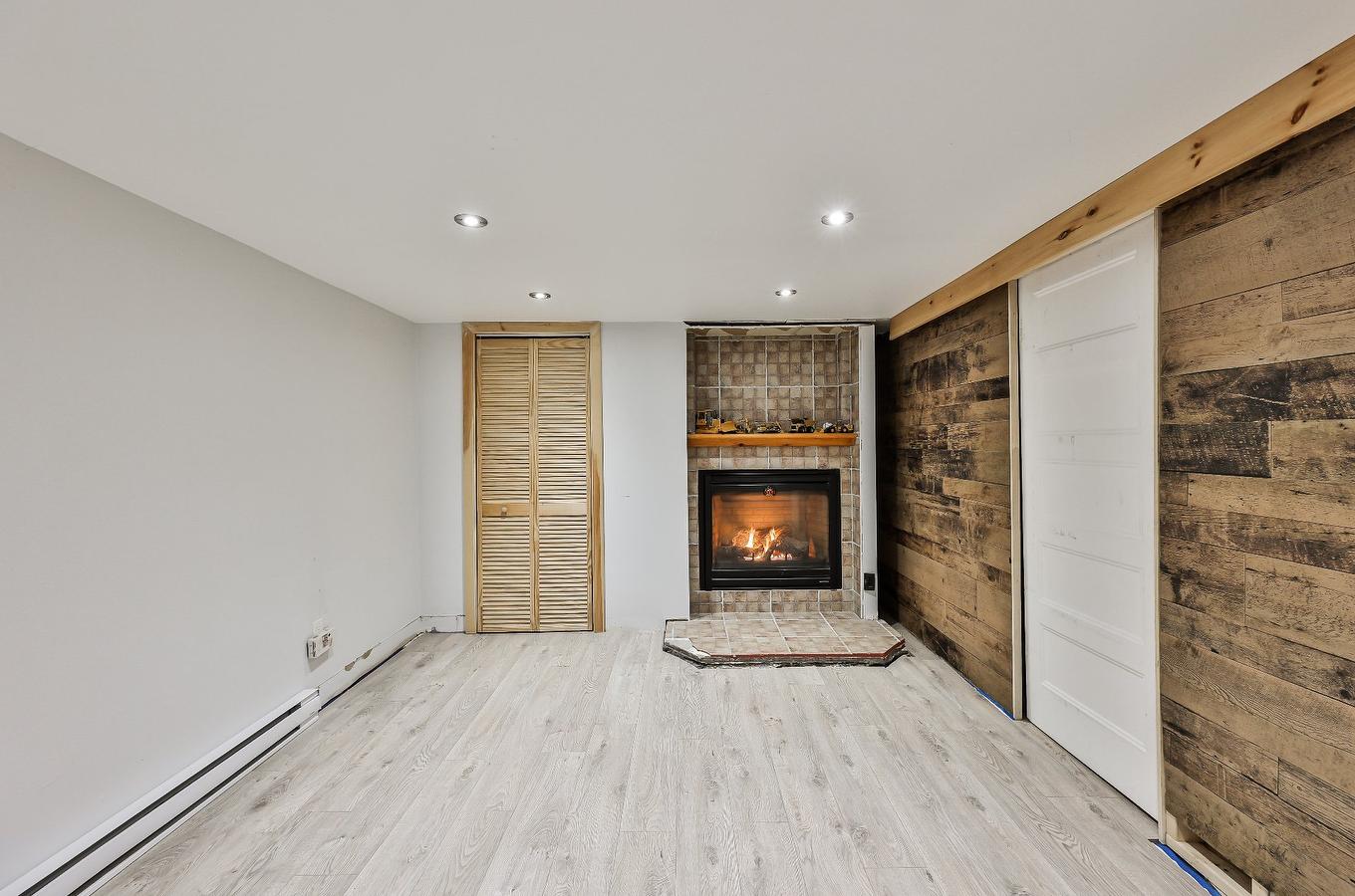 Salle familiale - 954 Boul. Arthur-Sauvé, Saint-Eustache, QC - Indoor With Fireplace