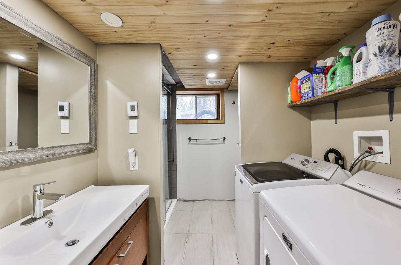 Salle de bains - 954 Boul. Arthur-Sauvé, Saint-Eustache, QC - Indoor Photo Showing Laundry Room