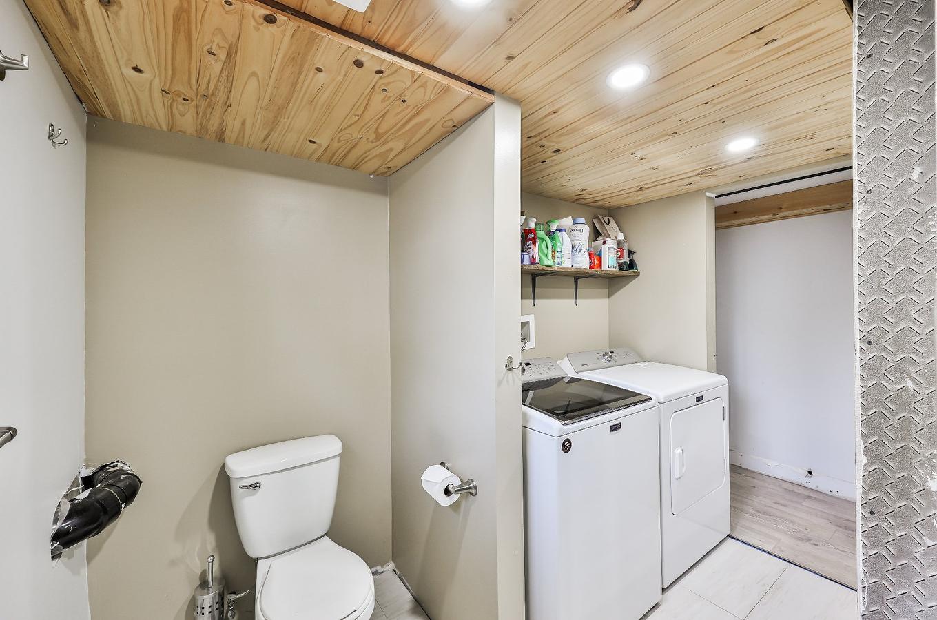 Salle de bains - 954 Boul. Arthur-Sauvé, Saint-Eustache, QC - Indoor Photo Showing Laundry Room