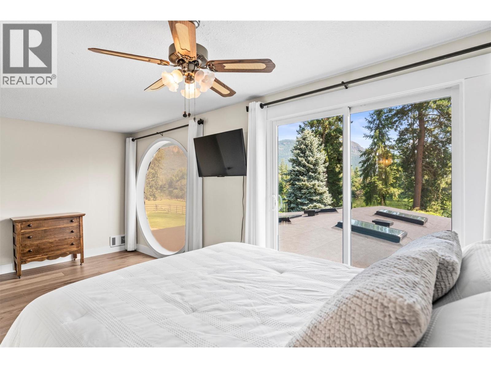 48 Waterside Road, Enderby, BC - Indoor Photo Showing Bedroom