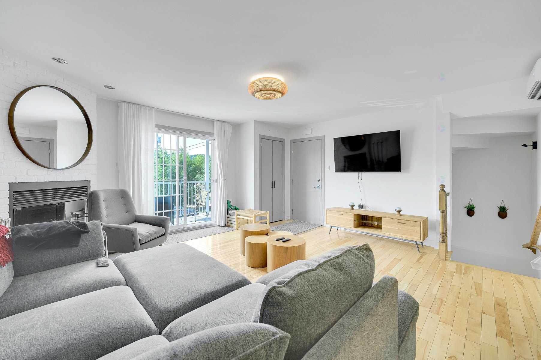 Salon - 743A Rue Principale, Saint-Sauveur, QC - Indoor Photo Showing Living Room With Fireplace