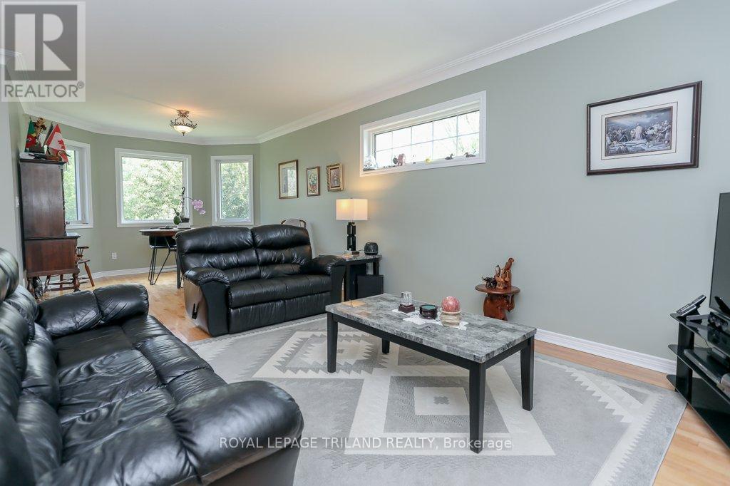 14 Poplar Street, Dutton/Dunwich (Wallacetown), ON - Indoor Photo Showing Living Room