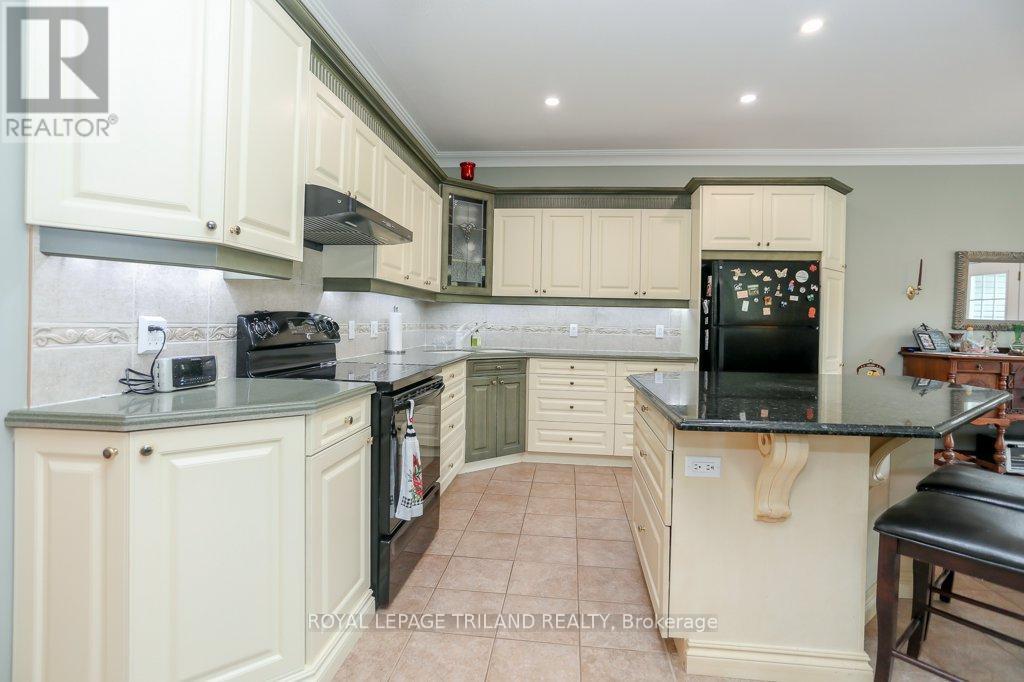 14 Poplar Street, Dutton/Dunwich (Wallacetown), ON - Indoor Photo Showing Kitchen