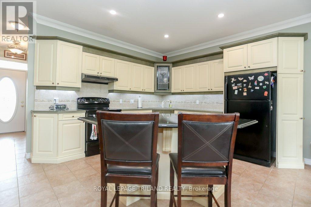 14 Poplar Street, Dutton/Dunwich (Wallacetown), ON - Indoor Photo Showing Kitchen