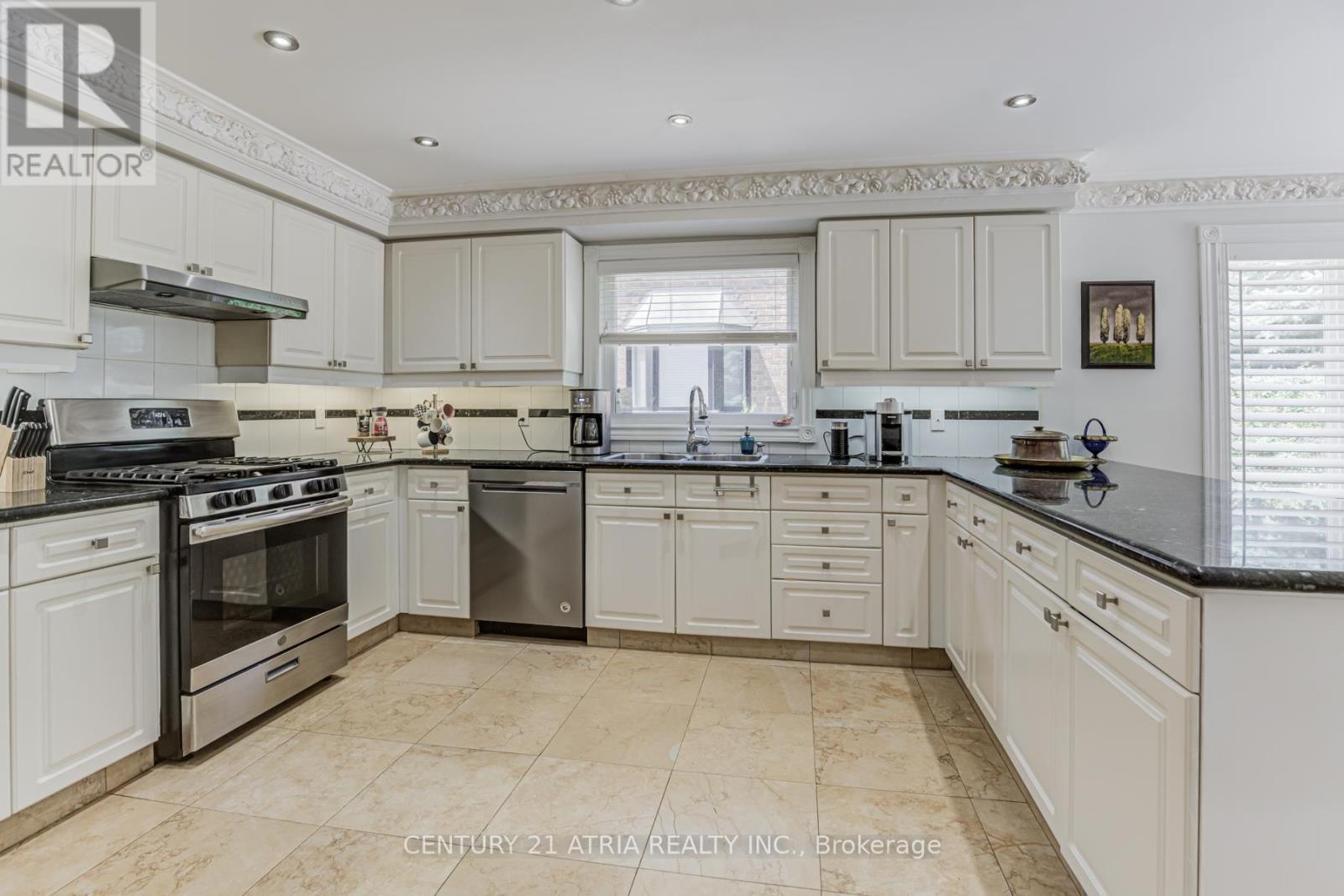331 Binns Avenue, Newmarket, ON - Indoor Photo Showing Kitchen