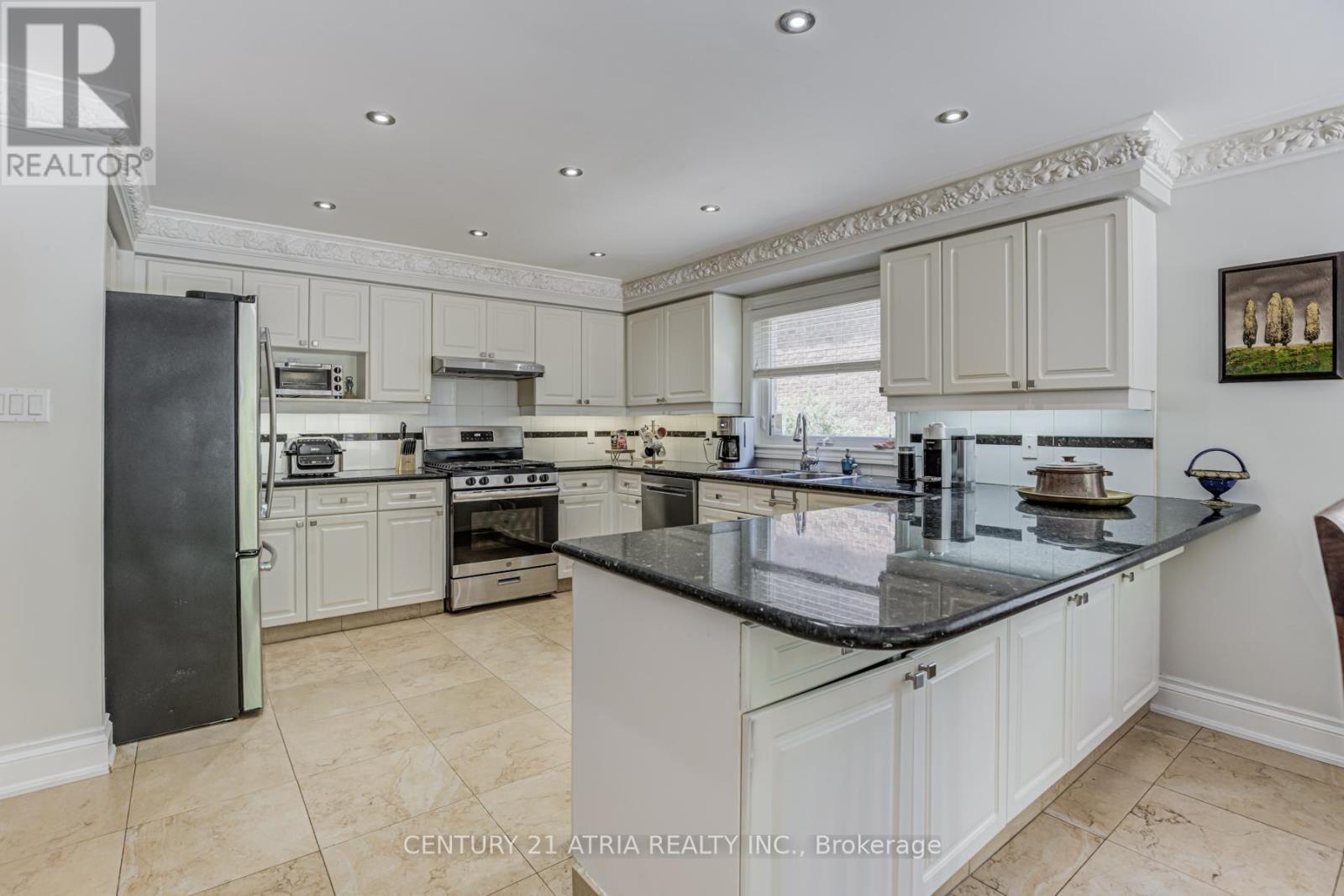 331 Binns Avenue, Newmarket, ON - Indoor Photo Showing Kitchen
