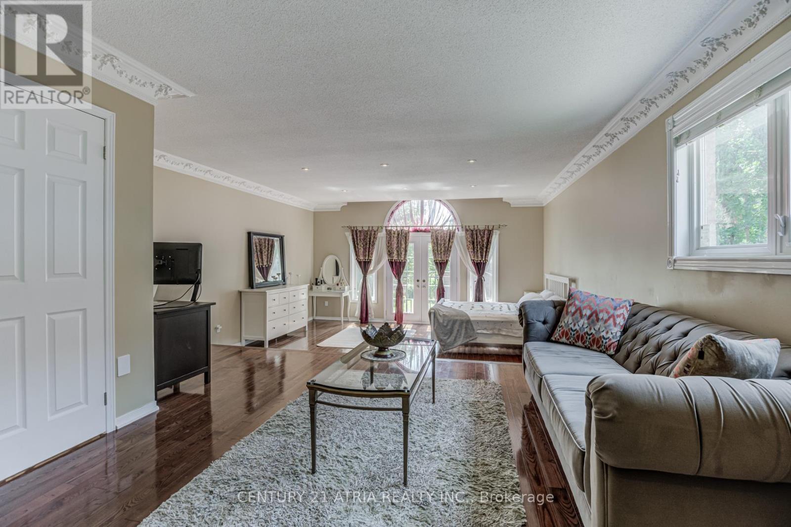 331 Binns Avenue, Newmarket, ON - Indoor Photo Showing Living Room