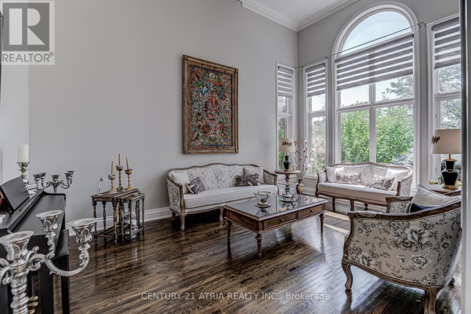 331 Binns Avenue, Newmarket, ON - Indoor Photo Showing Living Room