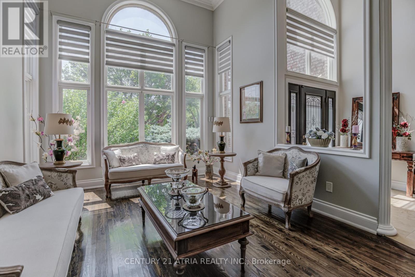 331 Binns Avenue, Newmarket, ON - Indoor Photo Showing Living Room