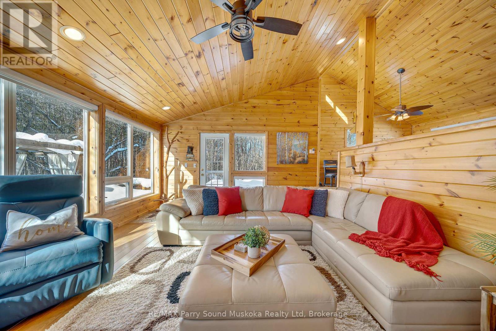 587 Centre Road, Mckellar, ON - Indoor Photo Showing Living Room