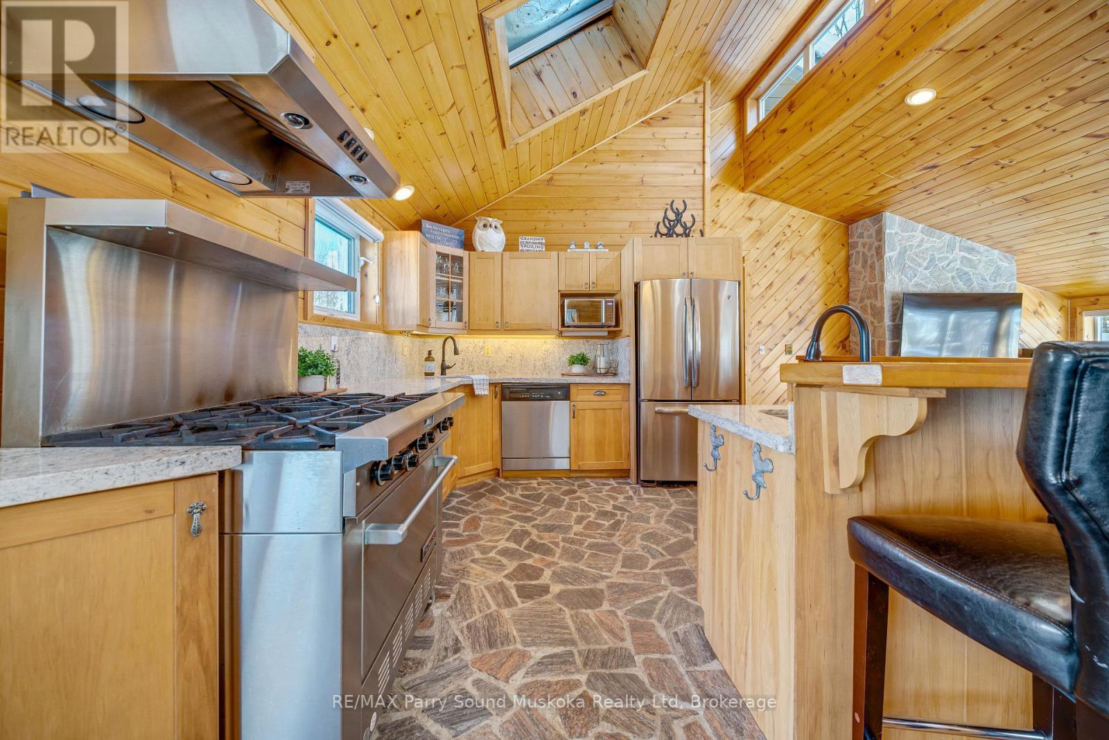 587 Centre Road, Mckellar, ON - Indoor Photo Showing Kitchen With Upgraded Kitchen