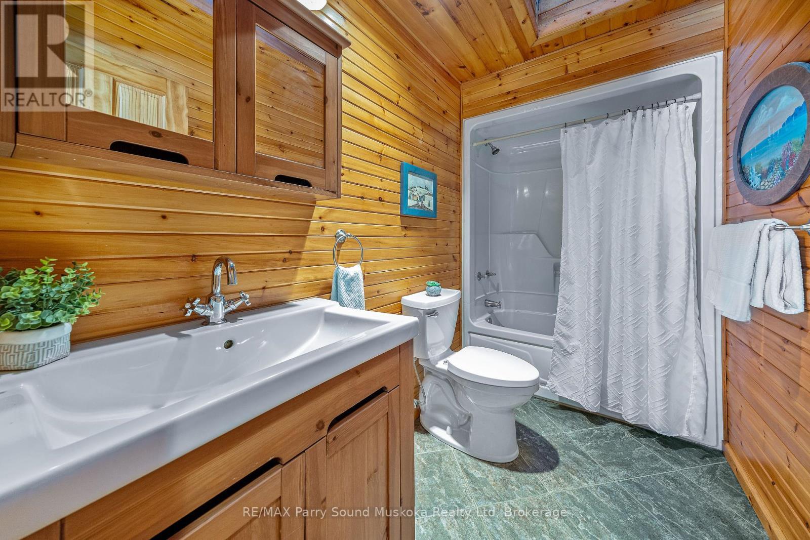 587 Centre Road, Mckellar, ON - Indoor Photo Showing Bathroom
