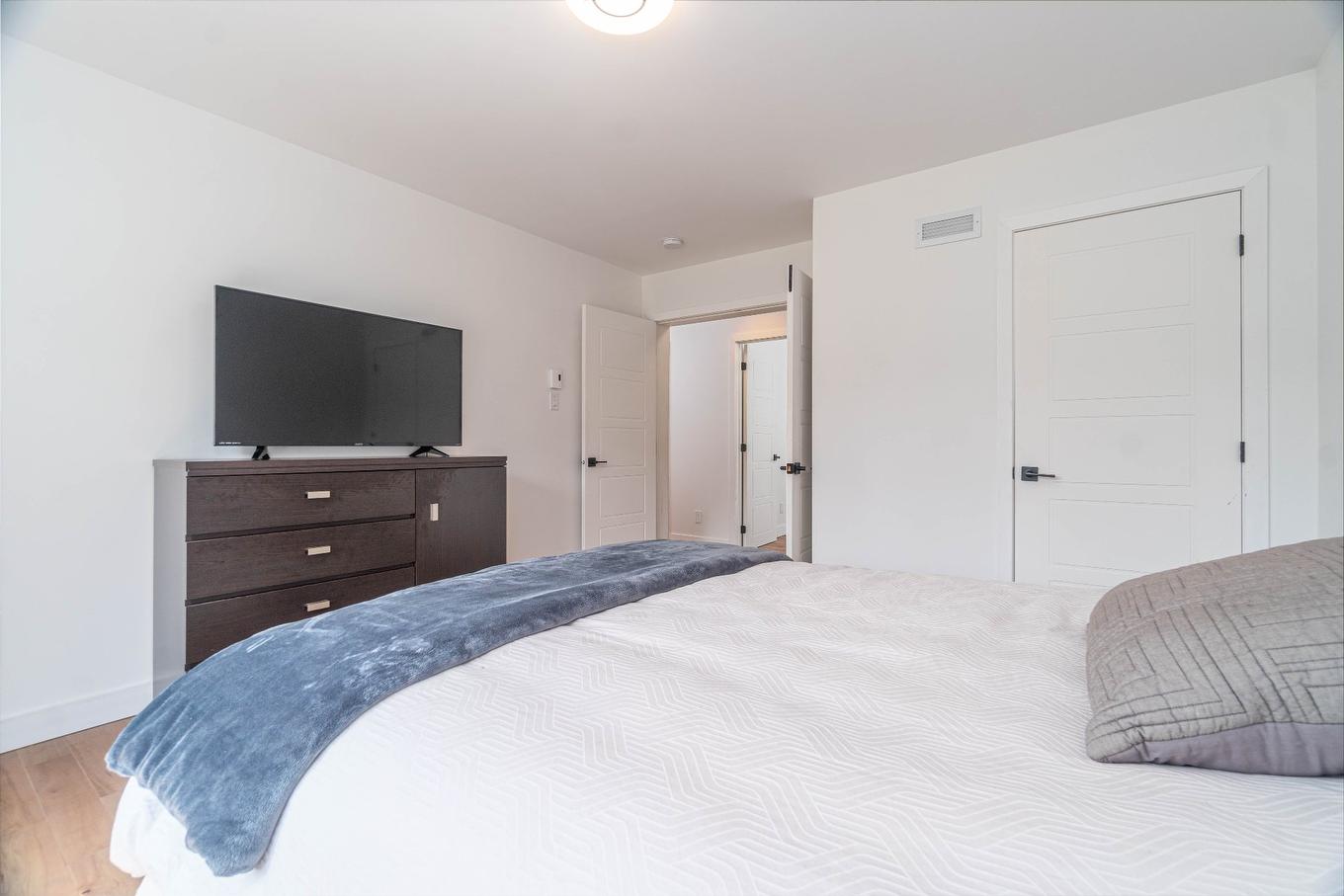 Primary bedroom - 145 7E Rang, Mont-Tremblant, QC - Indoor Photo Showing Bedroom