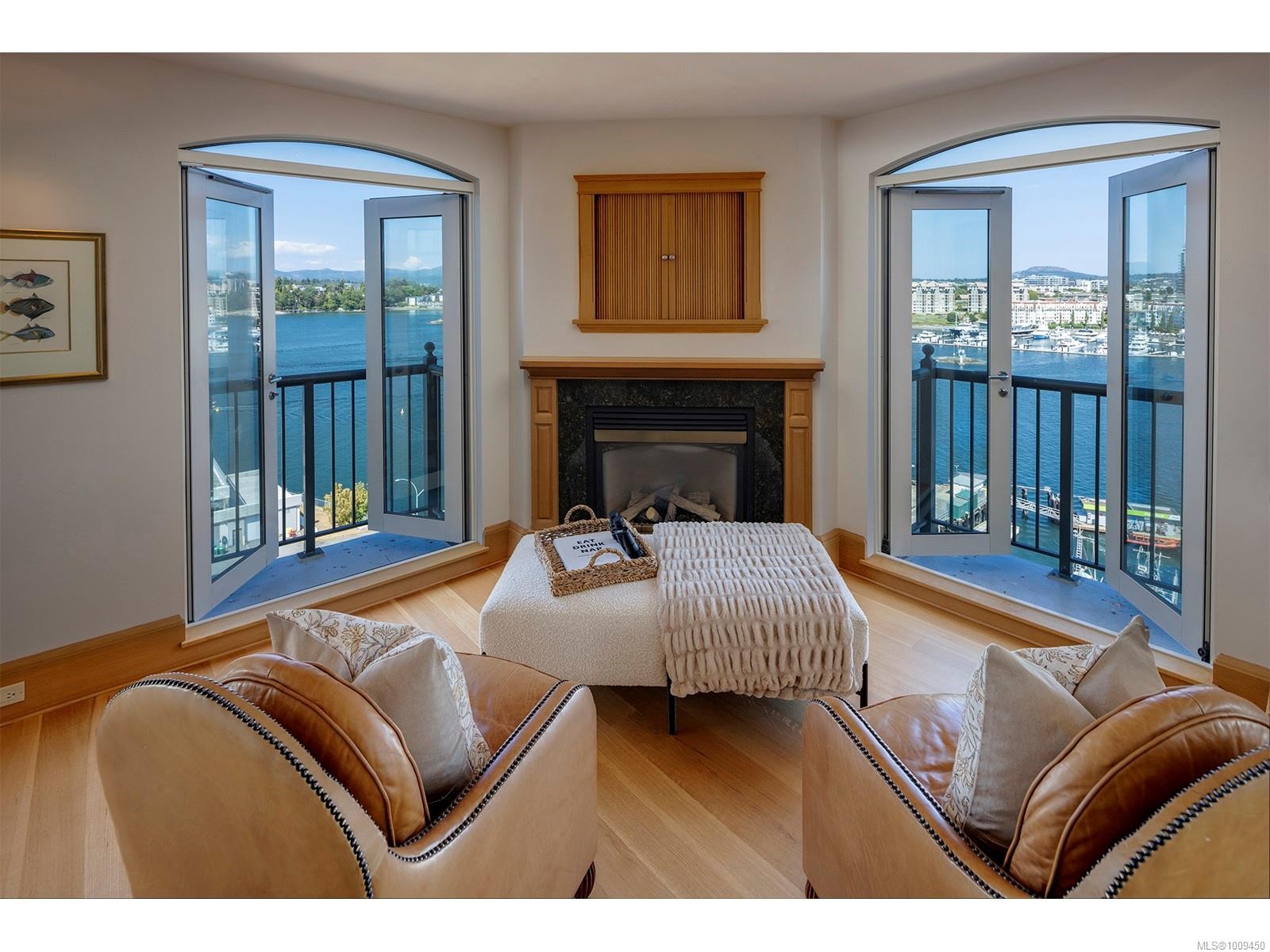 1201-21 Dallas Rd, Victoria, BC - Indoor Photo Showing Living Room With Fireplace