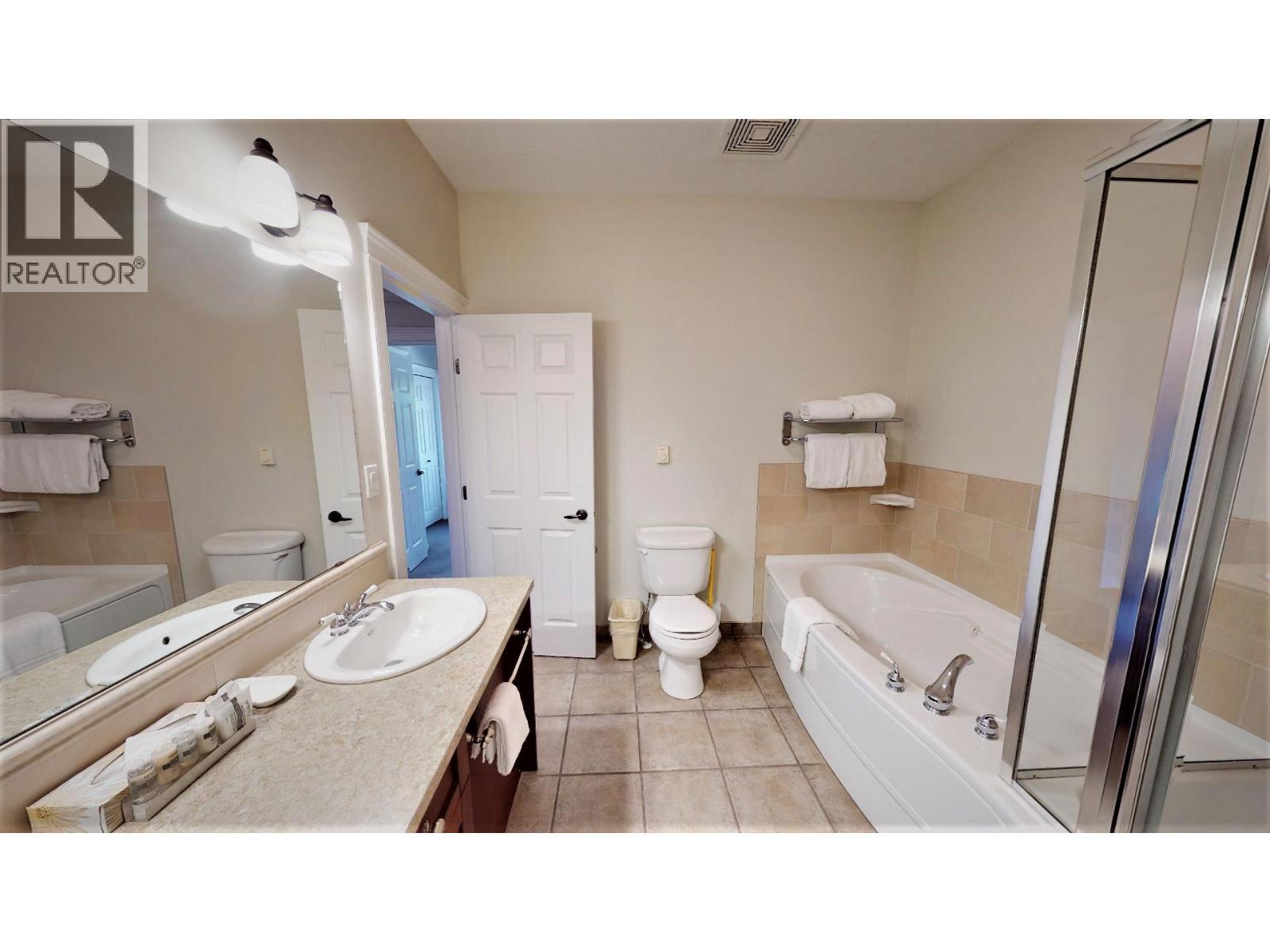 200 Bighorn Boulevard Unit# 234 B, Radium Hot Springs, BC - Indoor Photo Showing Bathroom