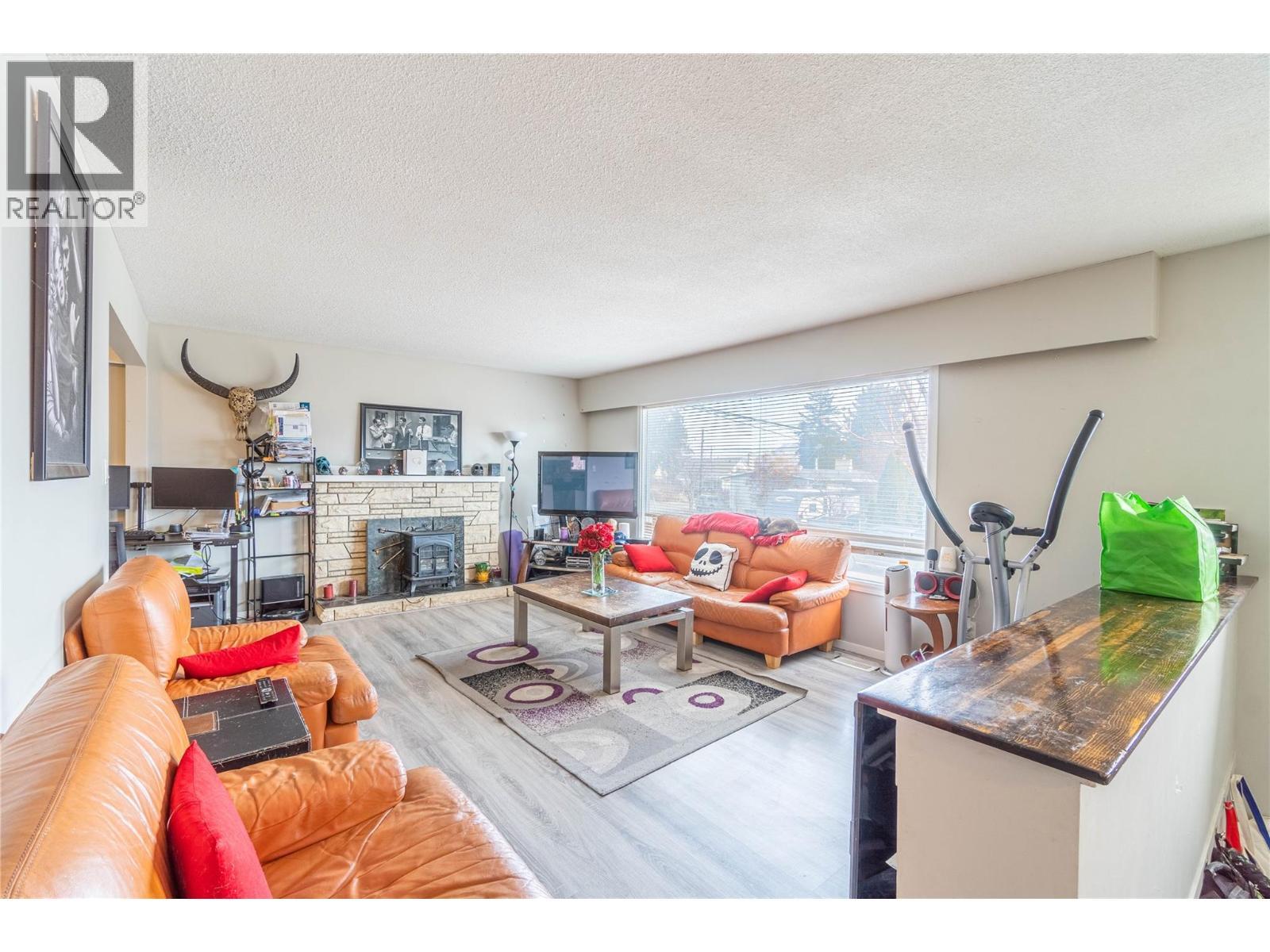 1569 Westmount Drive, Kamloops, BC - Indoor Photo Showing Living Room With Fireplace