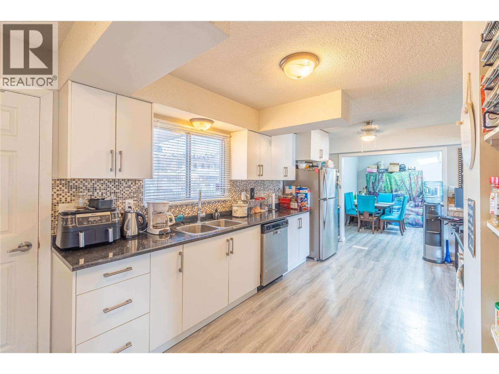1569 Westmount Drive, Kamloops, BC - Indoor Photo Showing Kitchen With Double Sink