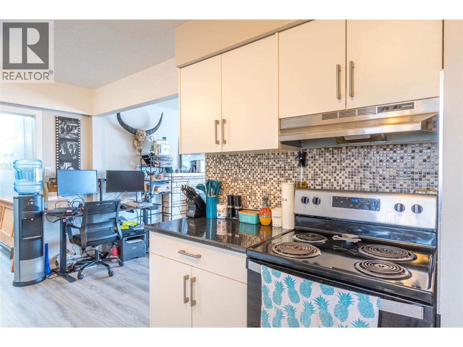 1569 Westmount Drive, Kamloops, BC - Indoor Photo Showing Kitchen
