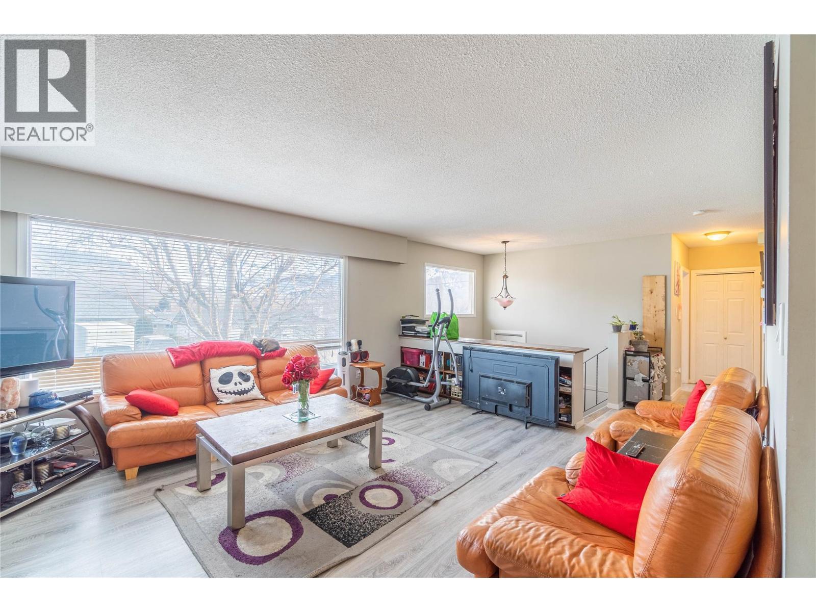 1569 Westmount Drive, Kamloops, BC - Indoor Photo Showing Living Room