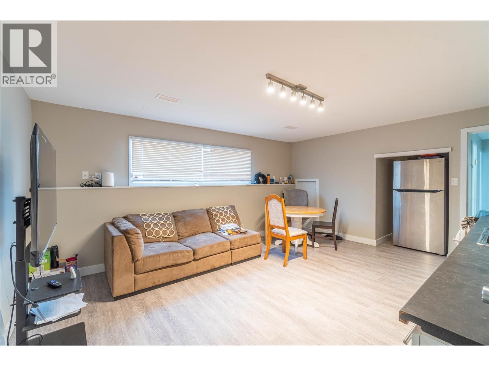 1569 Westmount Drive, Kamloops, BC - Indoor Photo Showing Living Room