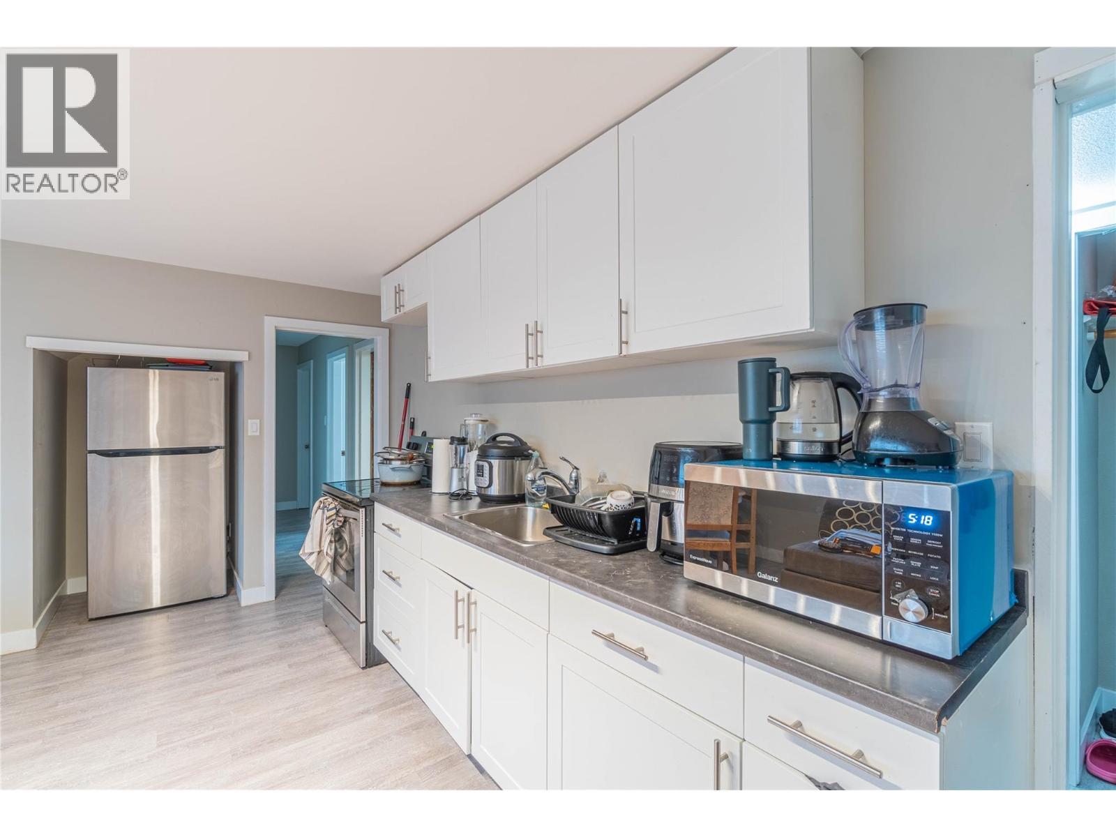 1569 Westmount Drive, Kamloops, BC - Indoor Photo Showing Kitchen