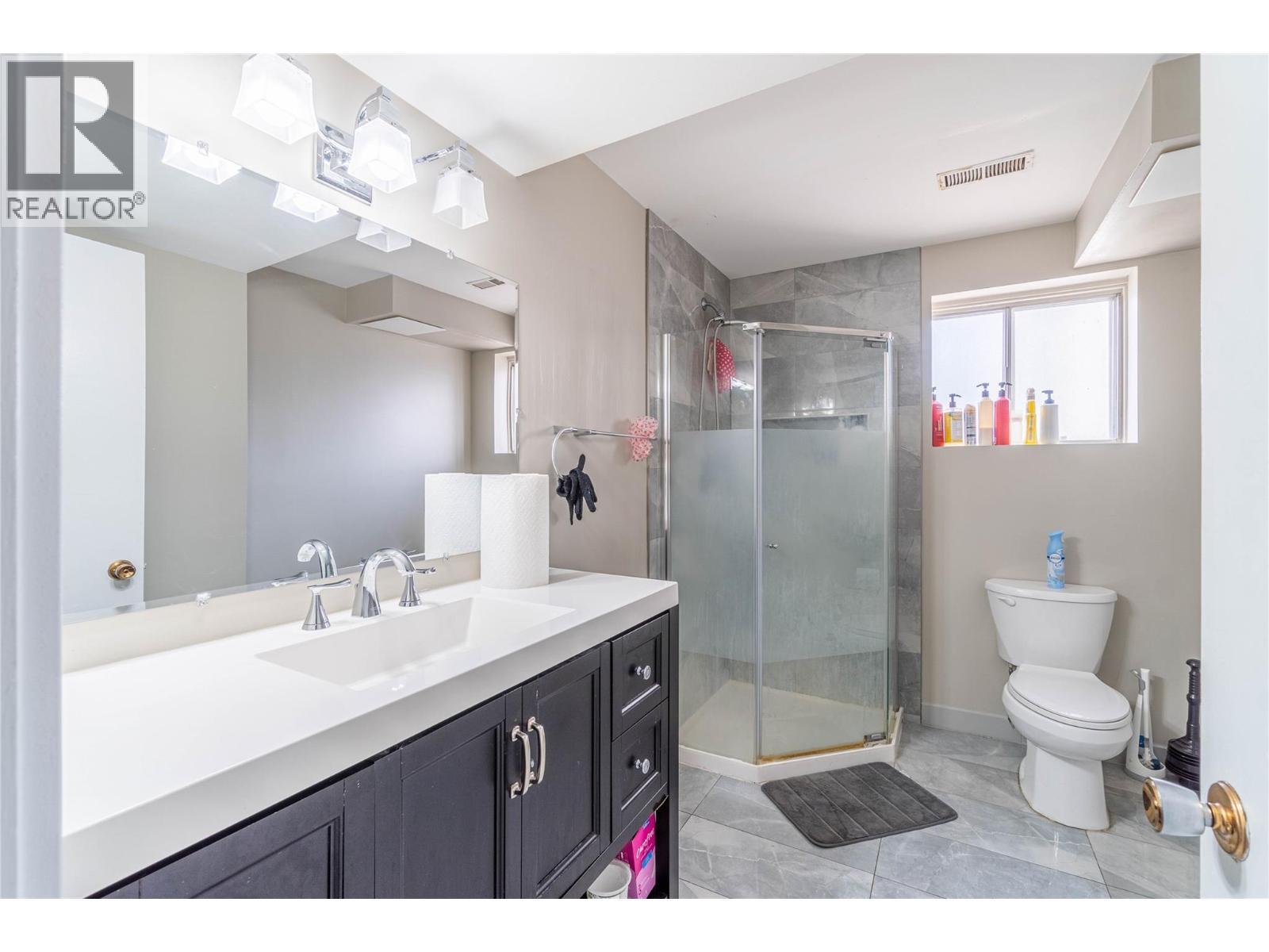 1569 Westmount Drive, Kamloops, BC - Indoor Photo Showing Bathroom