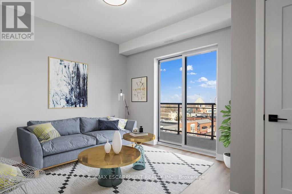 403 - 5002 King Street, Lincoln, ON - Indoor Photo Showing Living Room