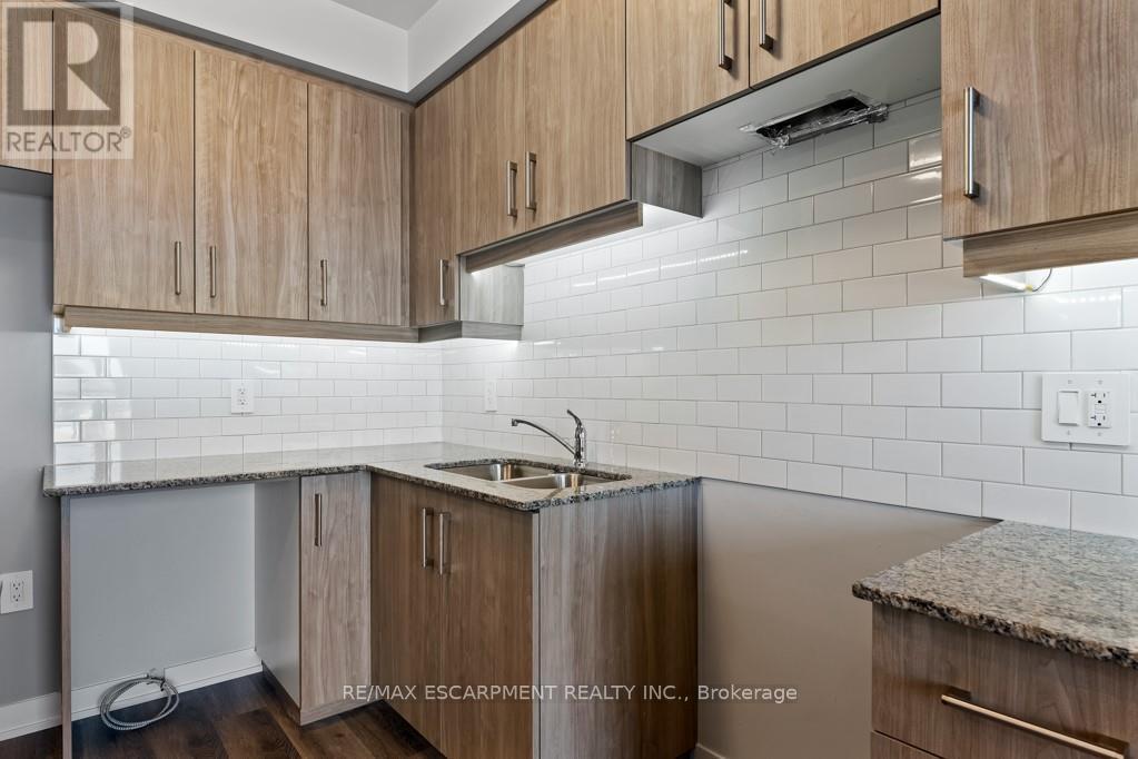 403 - 5002 King Street, Lincoln, ON - Indoor Photo Showing Kitchen With Double Sink