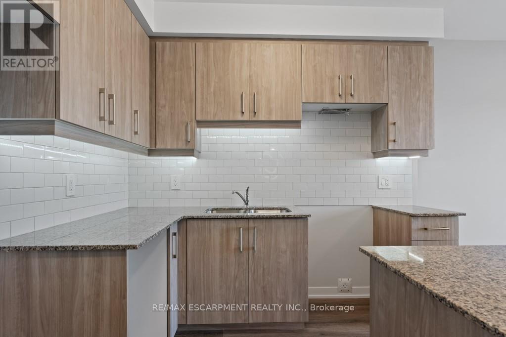 403 - 5002 King Street, Lincoln, ON - Indoor Photo Showing Kitchen With Double Sink With Upgraded Kitchen