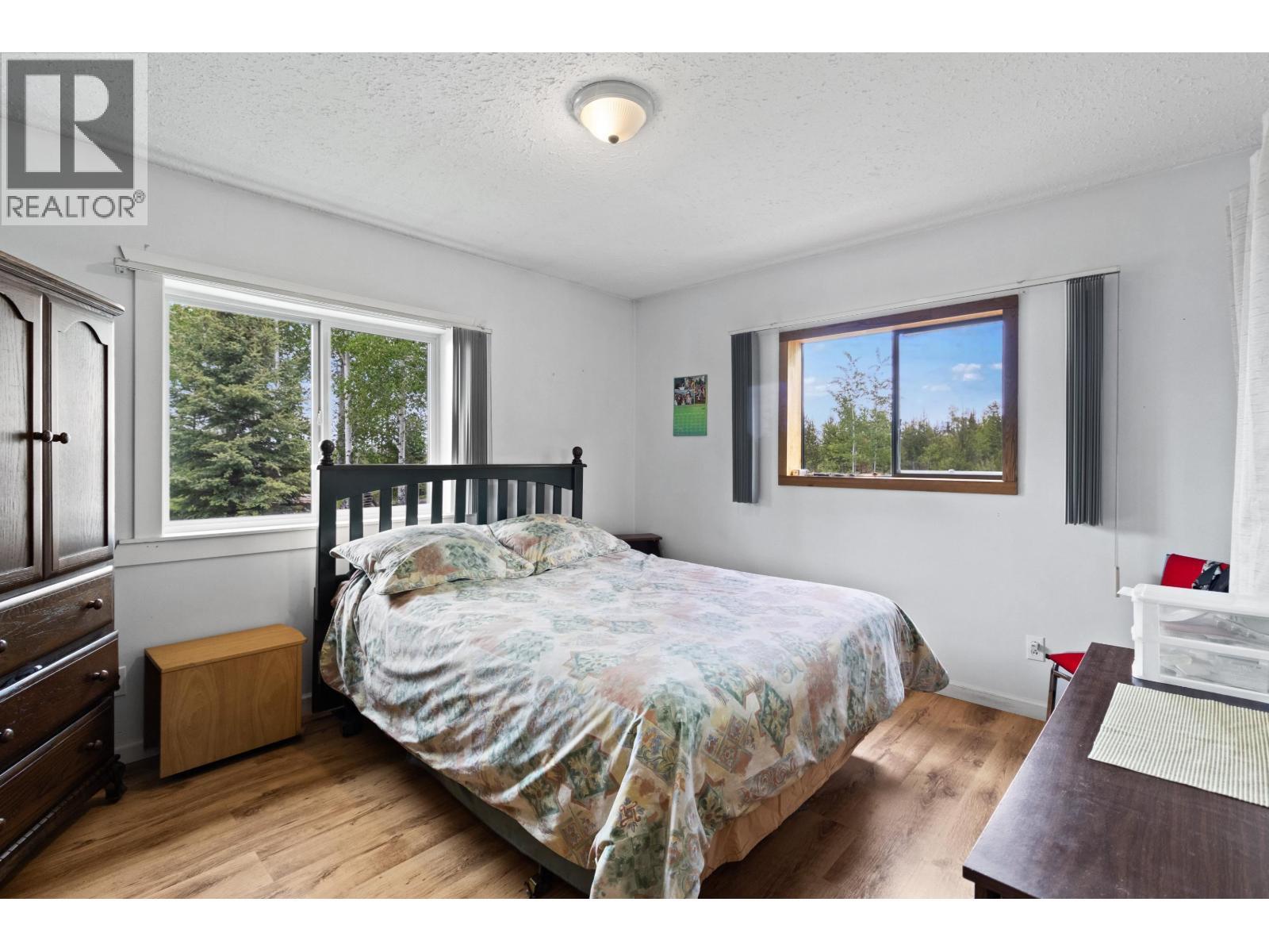 6777 Little Fort 24 Highway, Lone Butte, BC - Indoor Photo Showing Bedroom