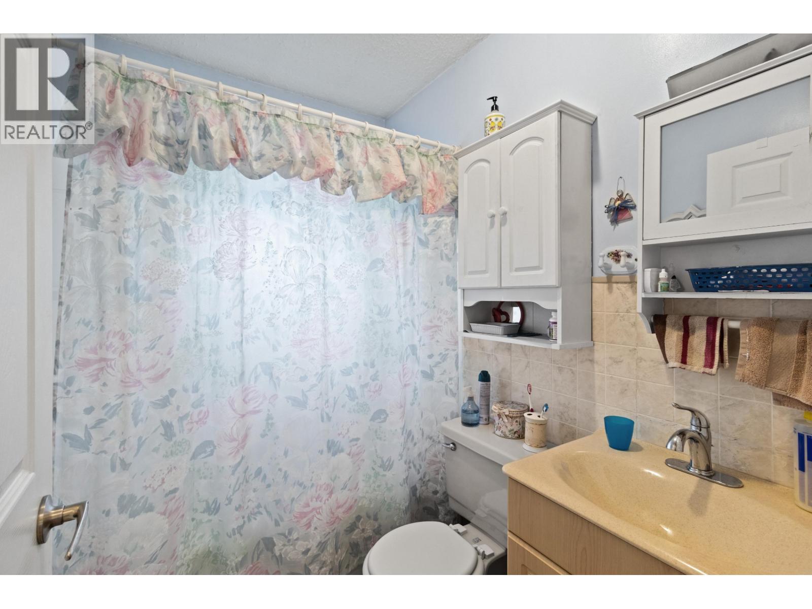 6777 Little Fort 24 Highway, Lone Butte, BC - Indoor Photo Showing Bathroom