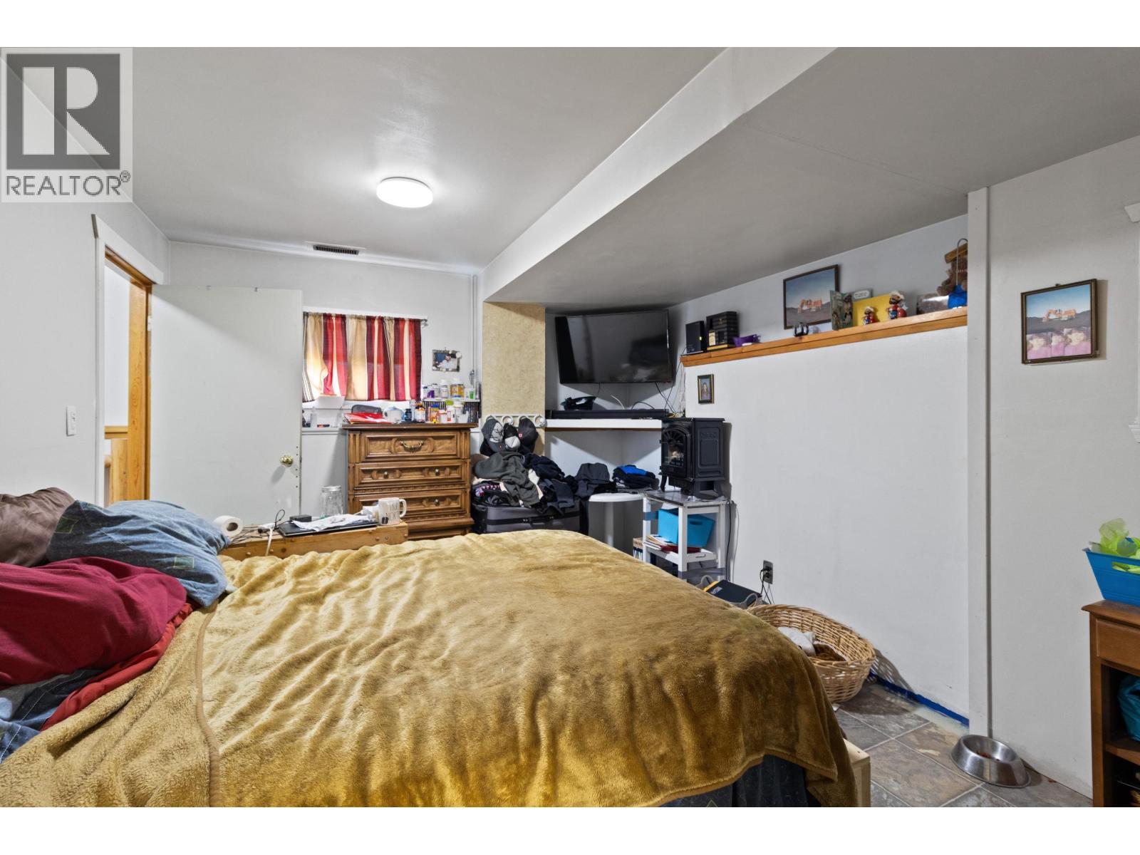 6777 Little Fort 24 Highway, Lone Butte, BC - Indoor Photo Showing Bedroom