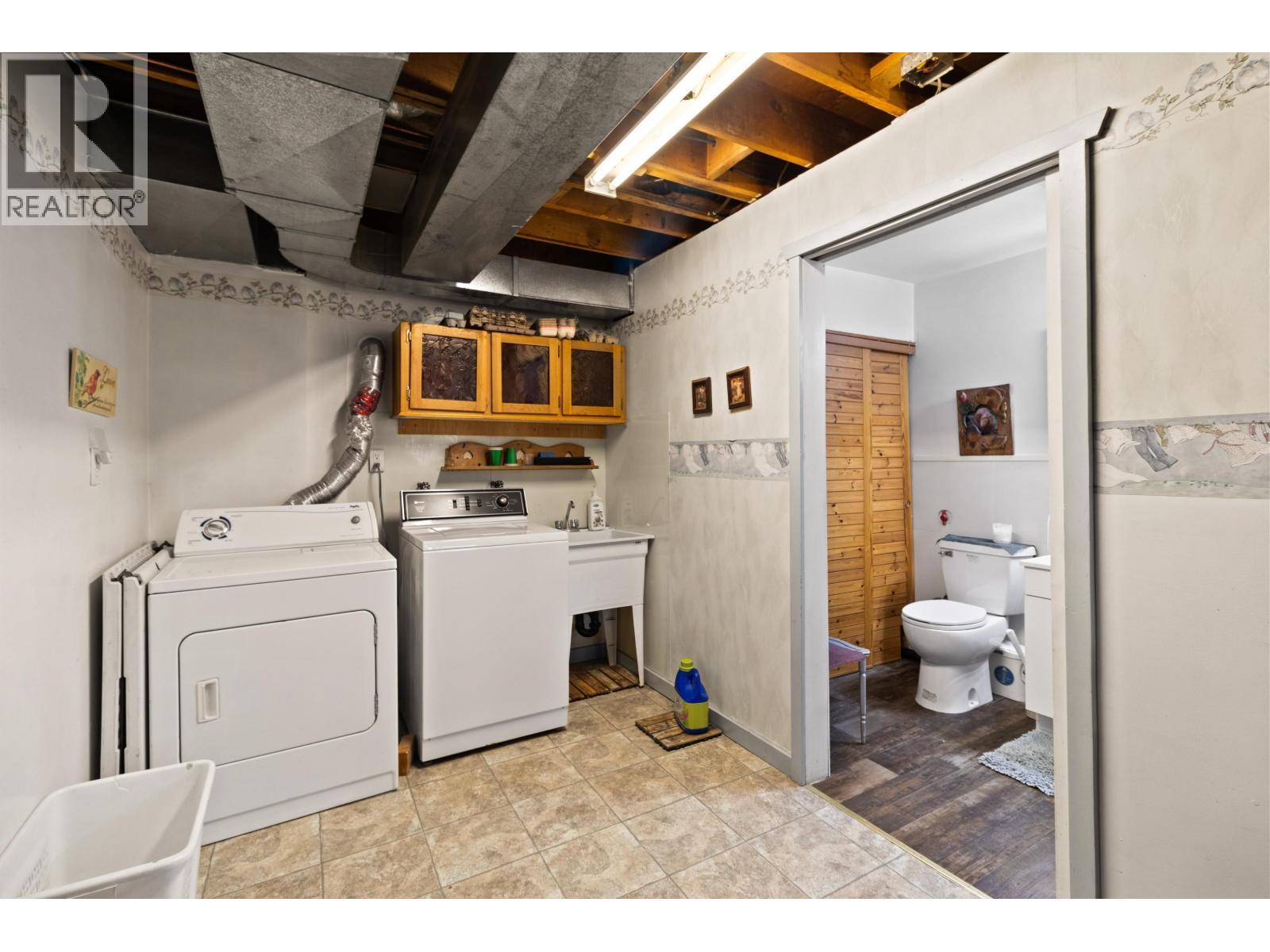 6777 Little Fort 24 Highway, Lone Butte, BC - Indoor Photo Showing Laundry Room