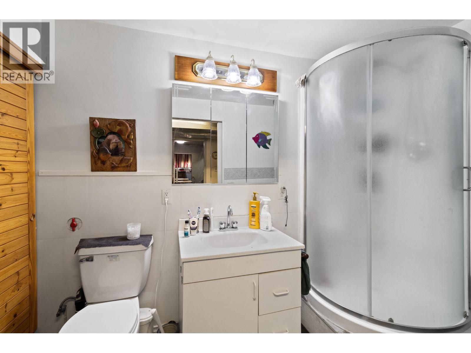 6777 Little Fort 24 Highway, Lone Butte, BC - Indoor Photo Showing Bathroom