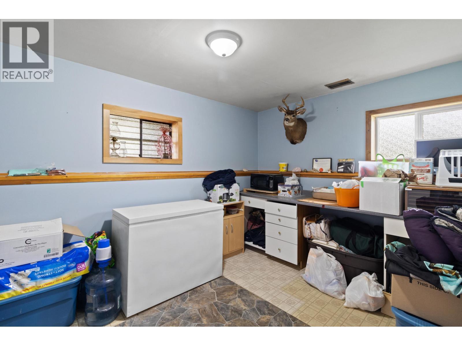 6777 Little Fort 24 Highway, Lone Butte, BC - Indoor Photo Showing Other Room