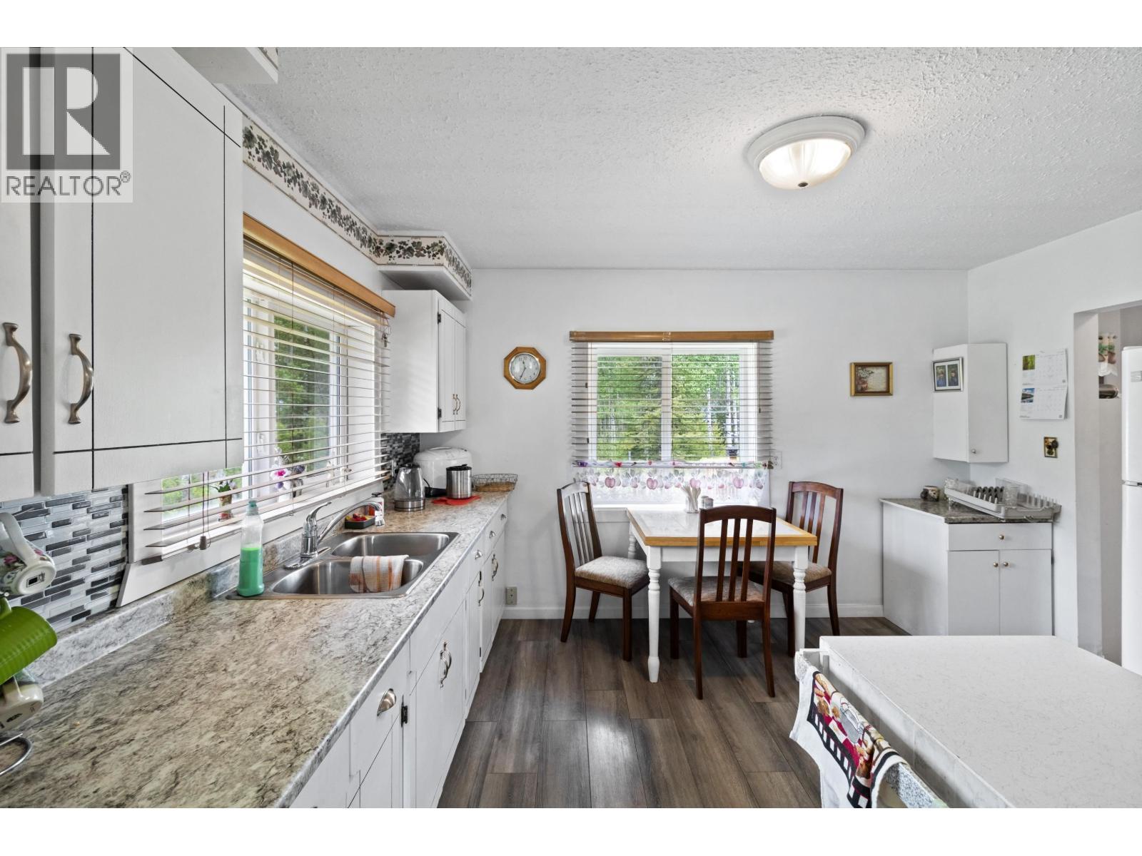 6777 Little Fort 24 Highway, Lone Butte, BC - Indoor Photo Showing Kitchen With Double Sink
