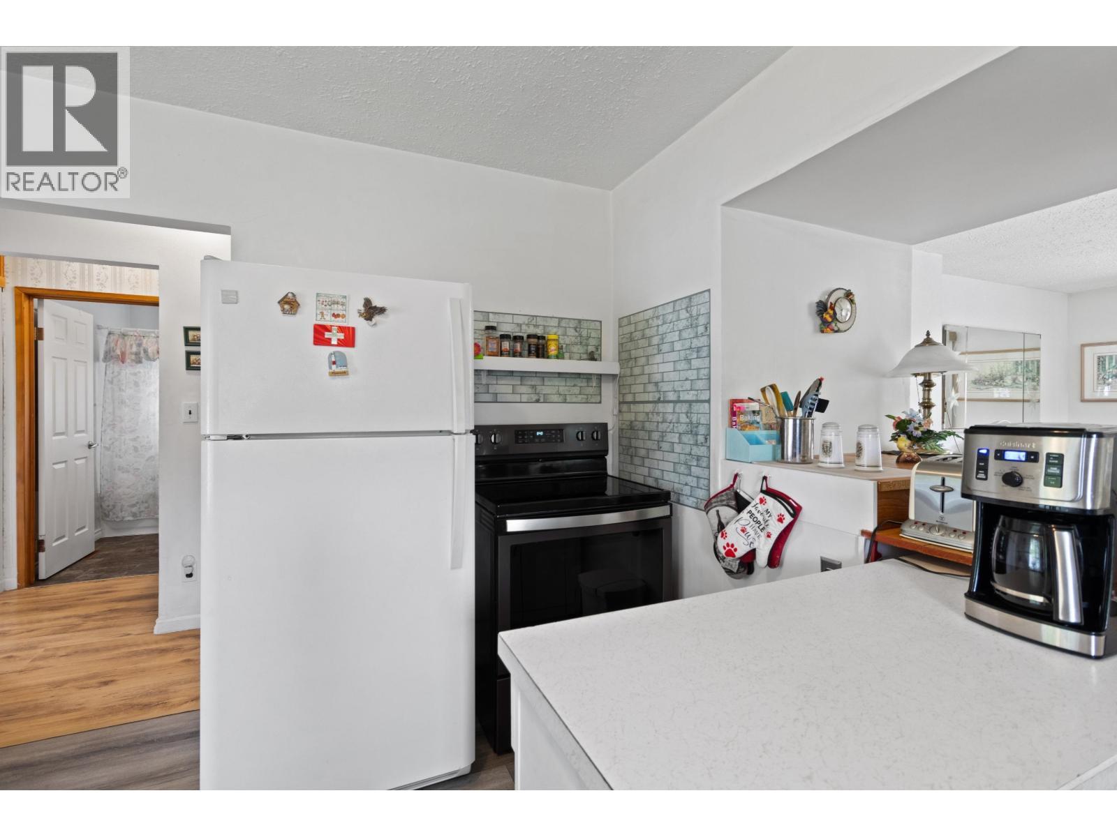 6777 Little Fort 24 Highway, Lone Butte, BC - Indoor Photo Showing Kitchen
