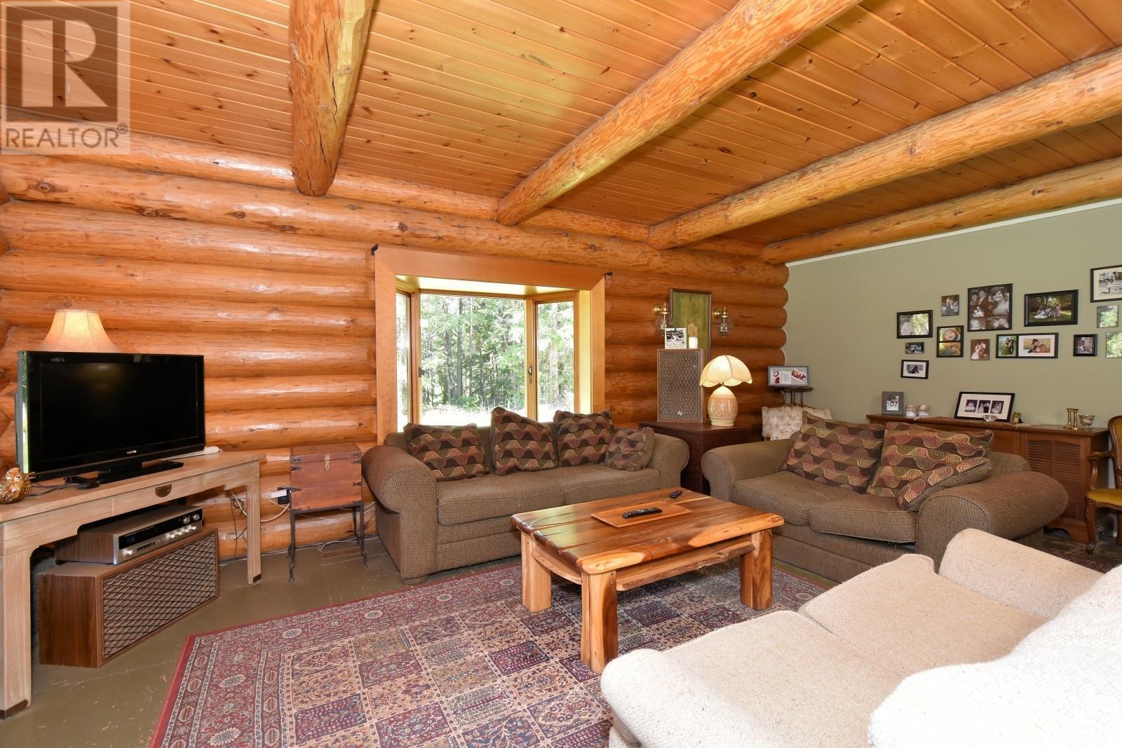 3740 Cameron Road, Eagle Bay, BC - Indoor Photo Showing Living Room