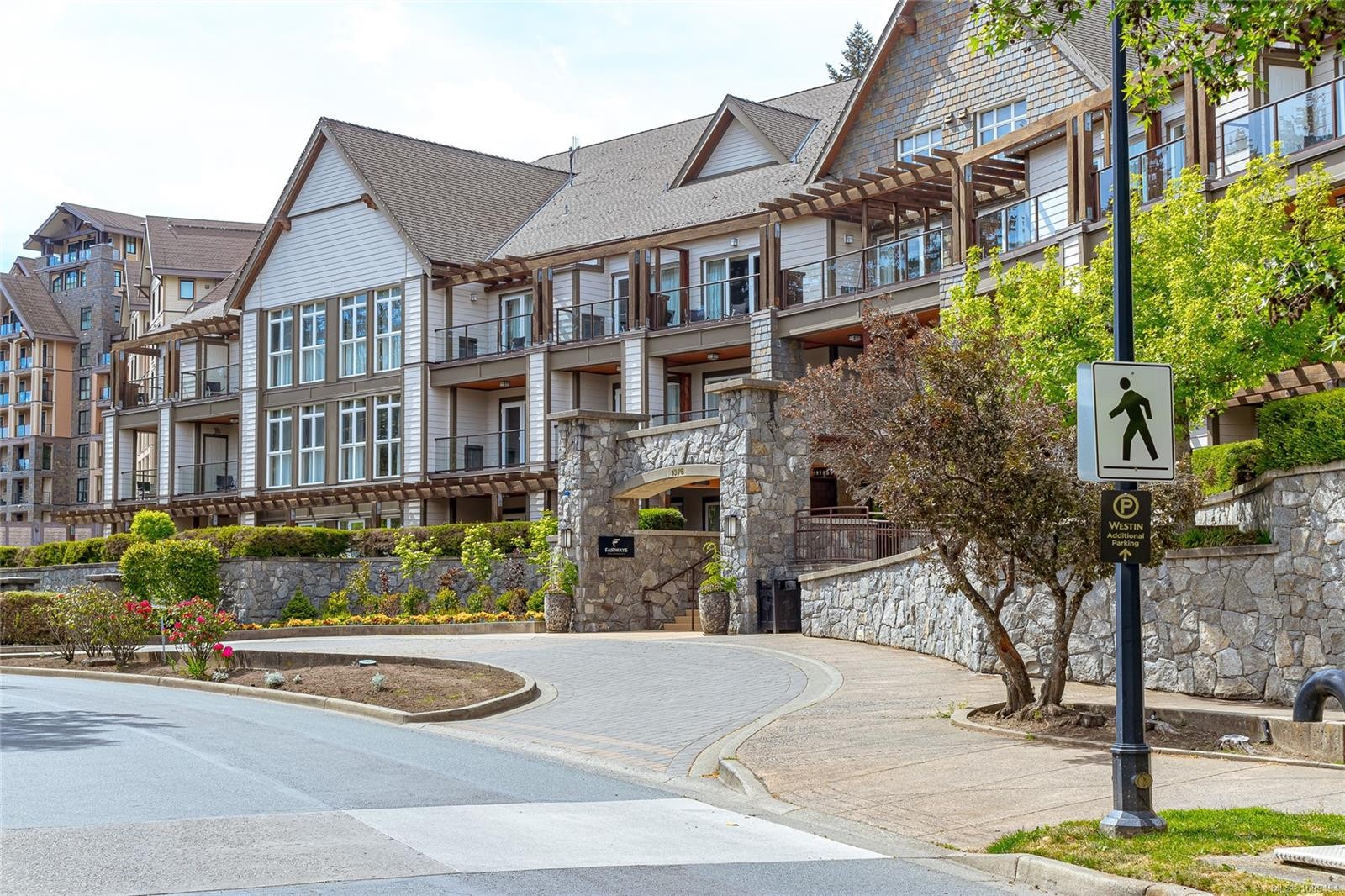 218-220 B-1376 Lynburne Pl, Langford, BC - Outdoor With Facade