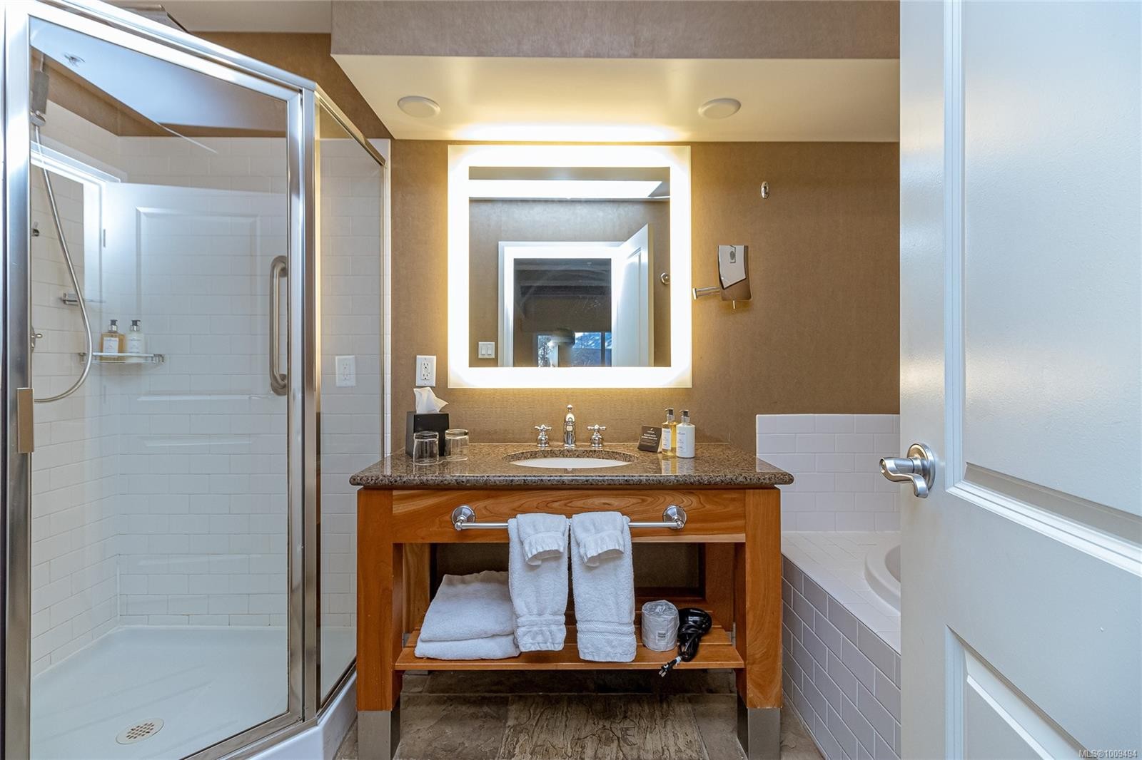 218-220 B-1376 Lynburne Pl, Langford, BC - Indoor Photo Showing Bathroom