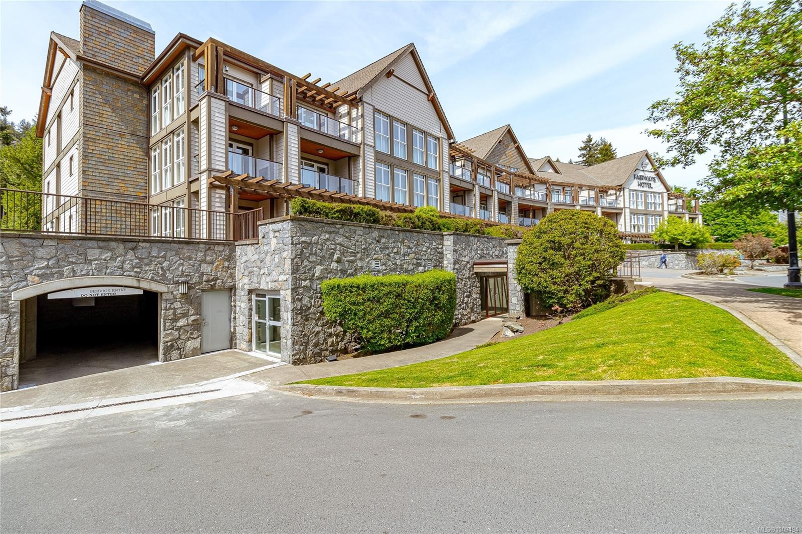 218-220 B-1376 Lynburne Pl, Langford, BC - Outdoor With Facade