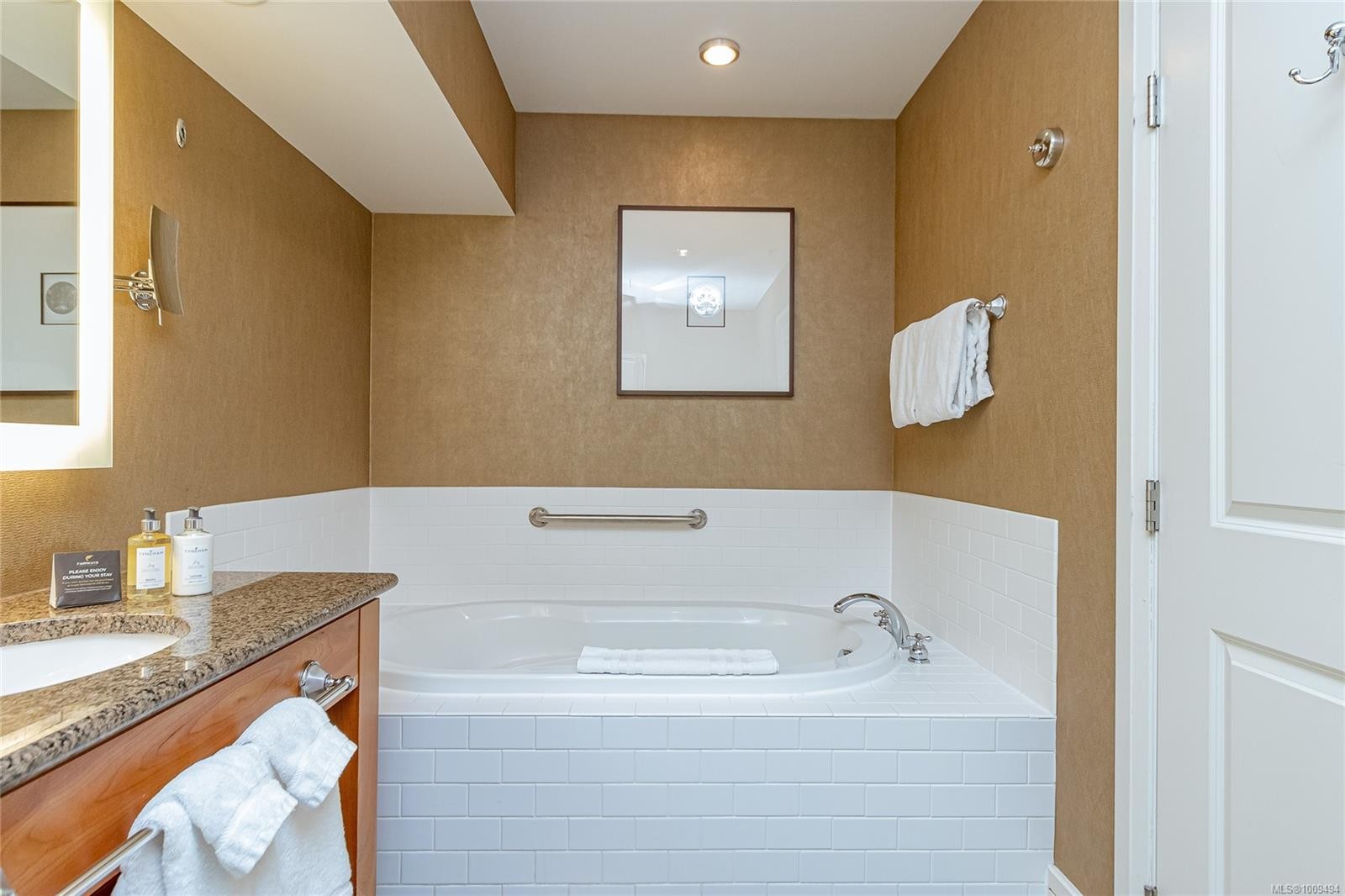 218-220 B-1376 Lynburne Pl, Langford, BC - Indoor Photo Showing Bathroom