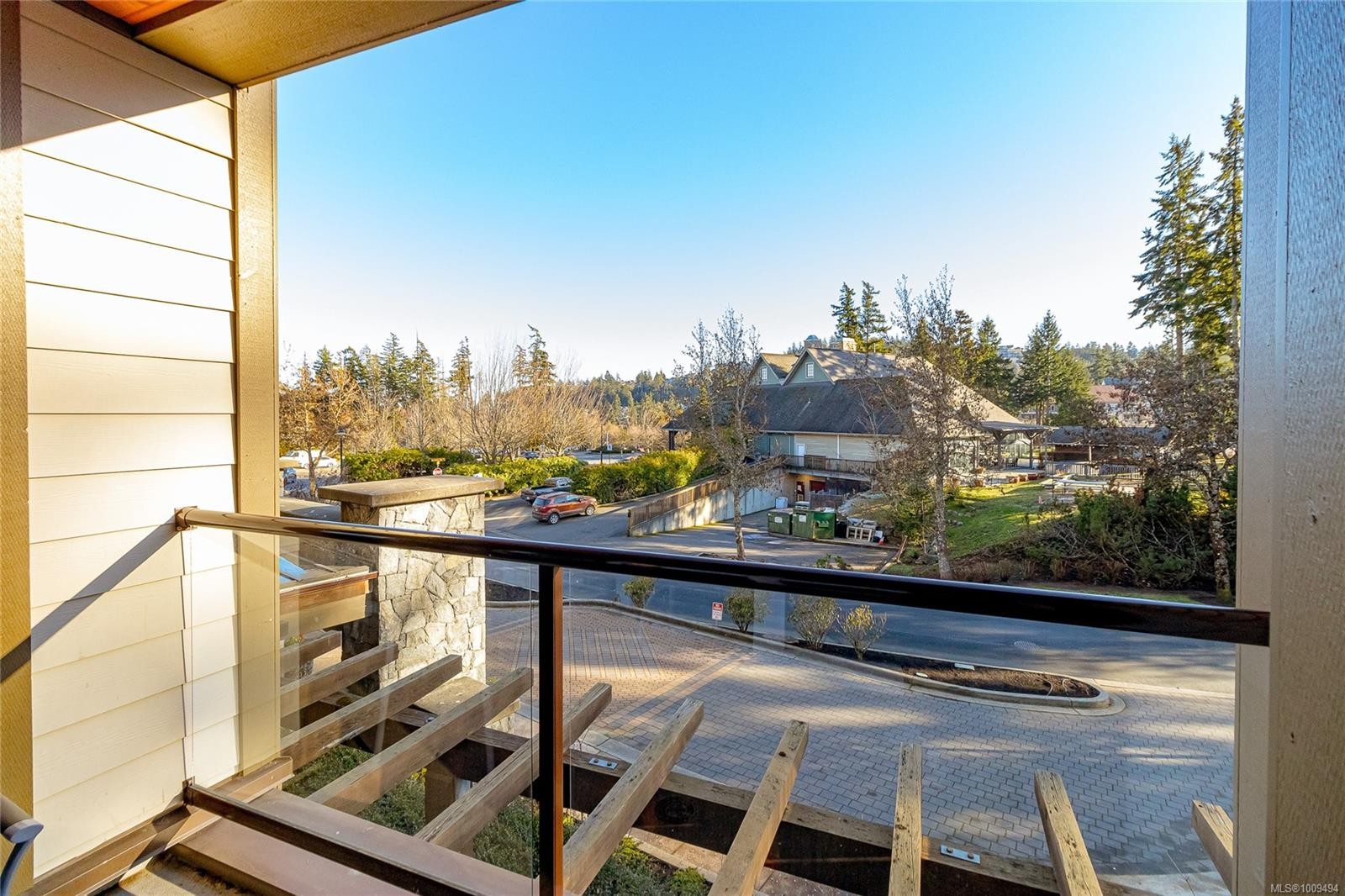 218-220 B-1376 Lynburne Pl, Langford, BC - Outdoor