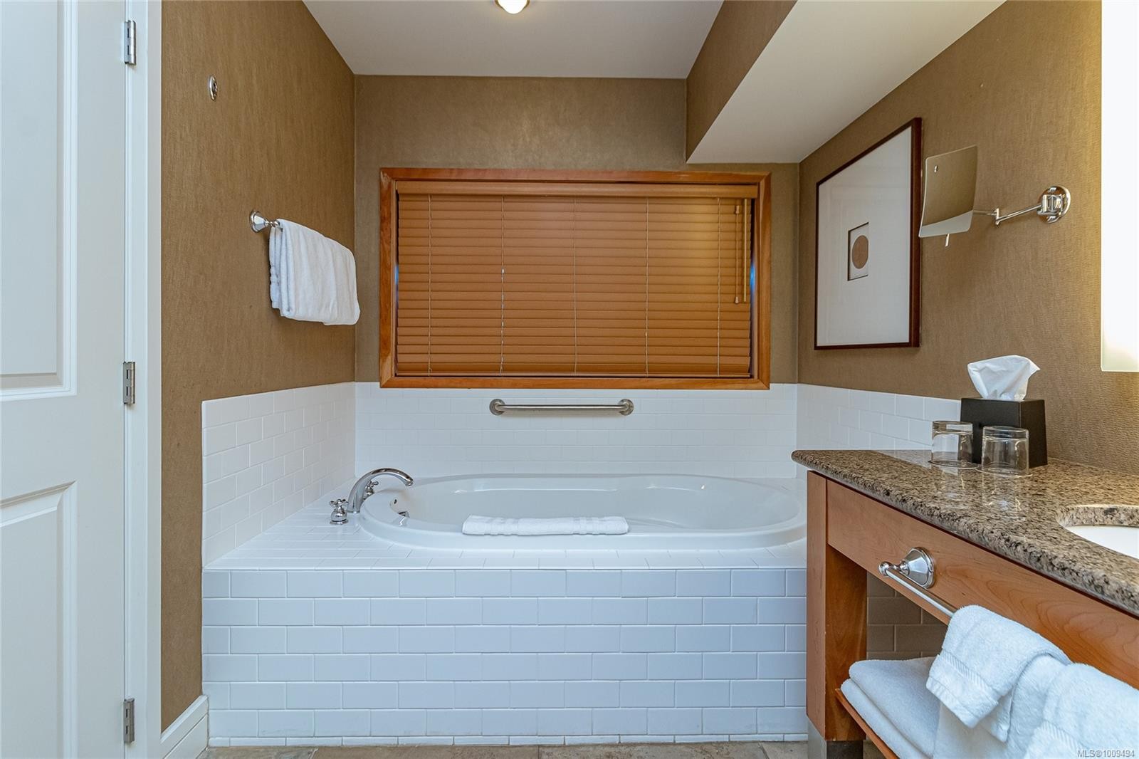 218-220 B-1376 Lynburne Pl, Langford, BC - Indoor Photo Showing Bathroom