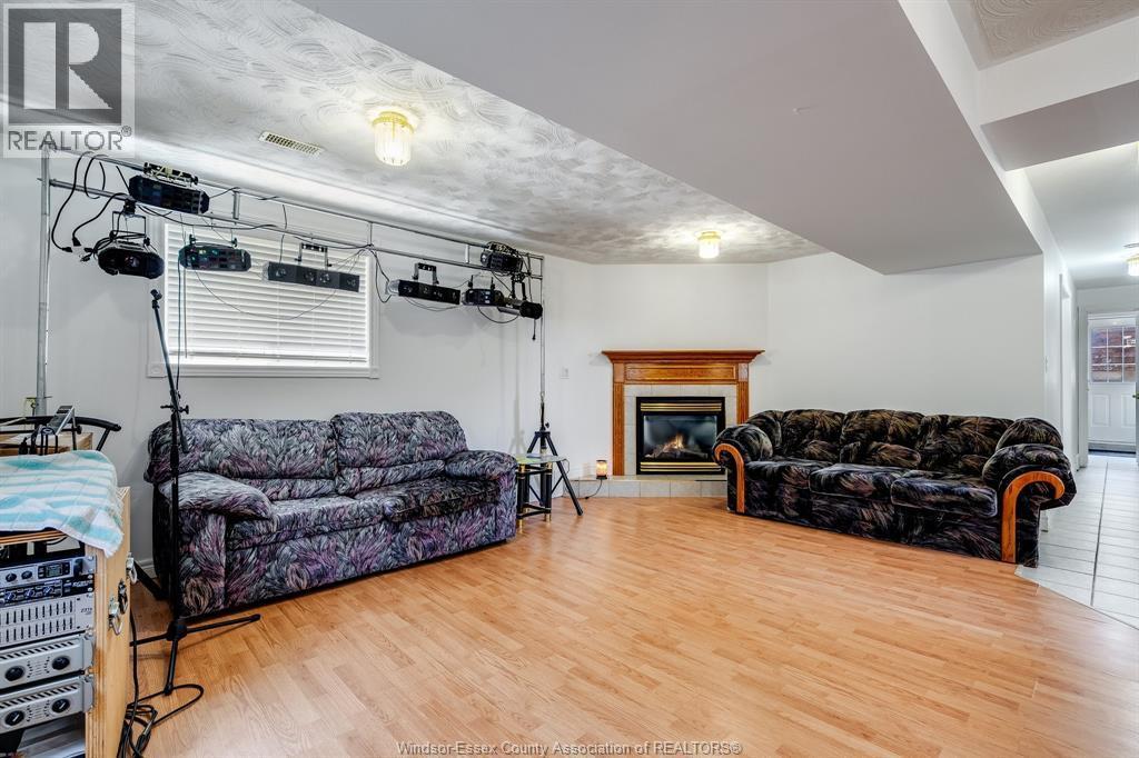 166 Sturgeon Meadows, Leamington, ON - Indoor Photo Showing Living Room With Fireplace